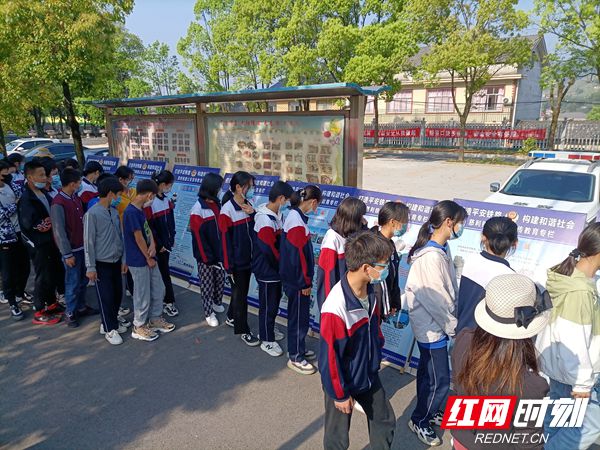 慈利縣苗市鎮(zhèn)中學(xué):當(dāng)好鐵路安全“小衛(wèi)士(圖2) 慈利縣苗市鎮(zhèn)中學(xué):當(dāng)好鐵路安全“小衛(wèi)士(圖2)