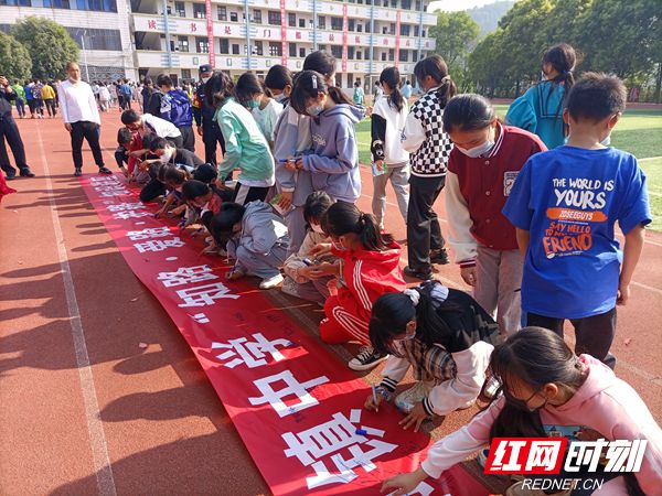 慈利縣苗市鎮(zhèn)中學(xué):當(dāng)好鐵路安全“小衛(wèi)士(圖3) 慈利縣苗市鎮(zhèn)中學(xué):當(dāng)好鐵路安全“小衛(wèi)士(圖3)