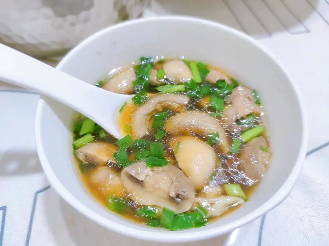 口蘑清汤的做法(明明是素汤却鲜得像鸡汤一样的)