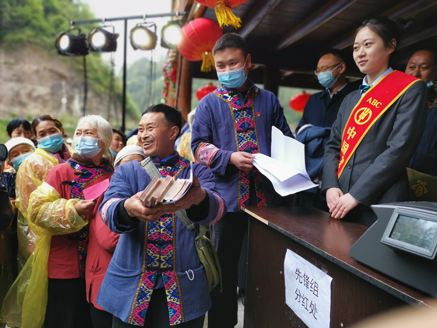 幸福生活"跑"出来——重庆石柱县华溪村的这三年