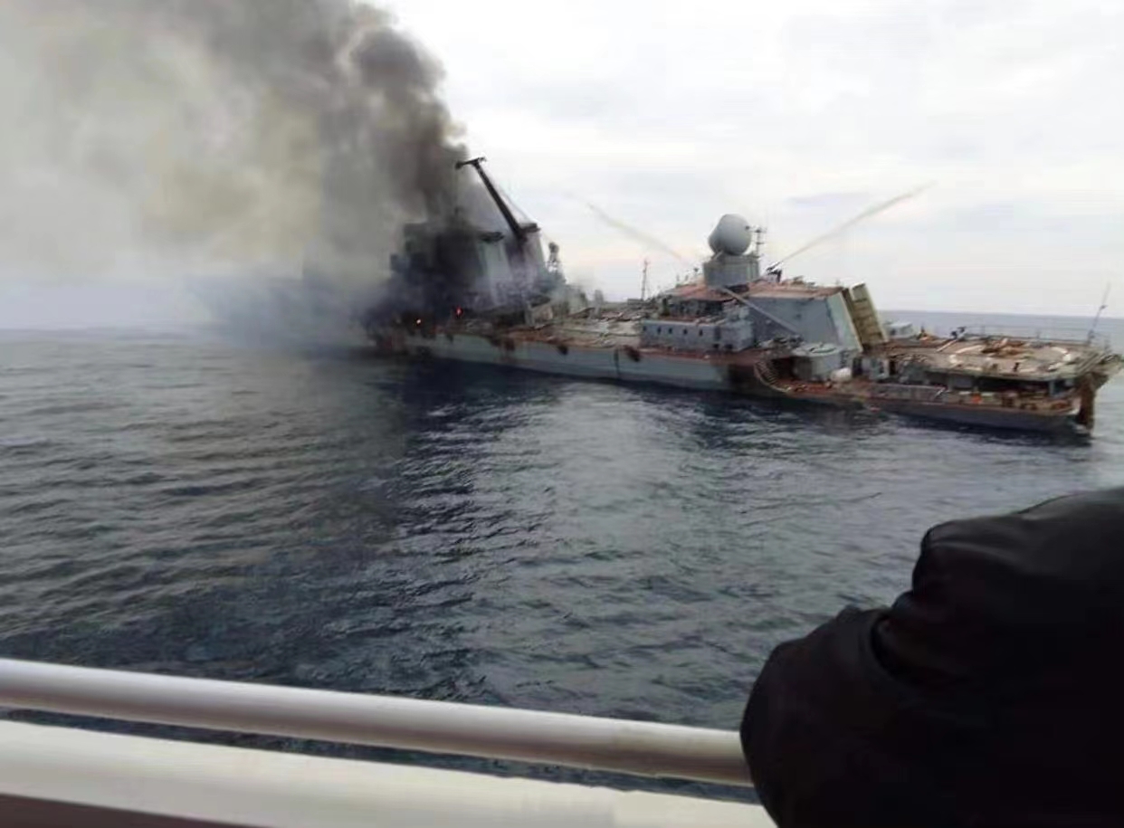 美媒曝光莫斯科号巡洋舰起火后照片，舰体中部起火且明显侧倾