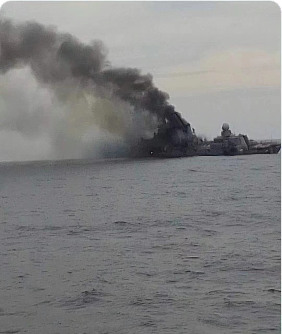 美媒曝光莫斯科号巡洋舰起火后照片，舰体中部起火且明显侧倾