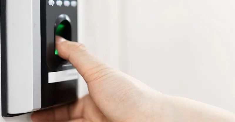 年龄划分标准新规定2020（64岁员工下班打卡时猝死）