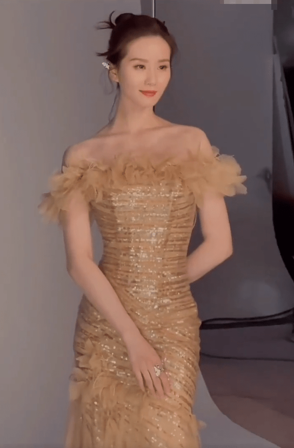 ��ʫʫ���㻨���ع� ����ɫ¶��ȹ��������