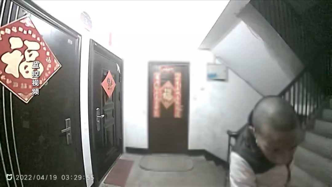 一觉醒来，家里冰箱门开了！邻居家监控记录可怕一幕……