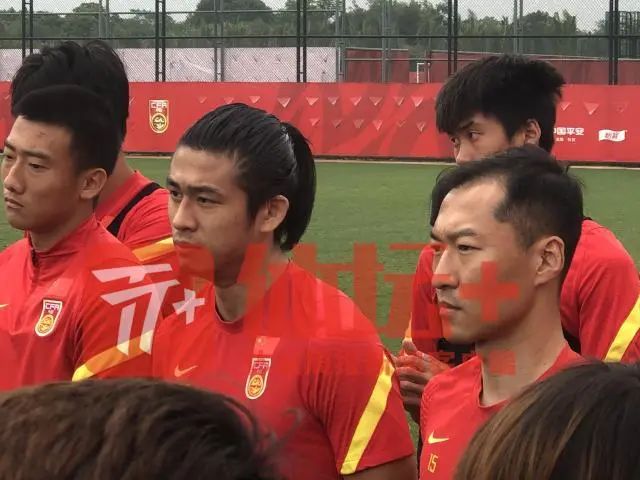 足球比赛为什么只换三人(「揭秘」U23国足三名超龄球员初定 为什么是这仨？)