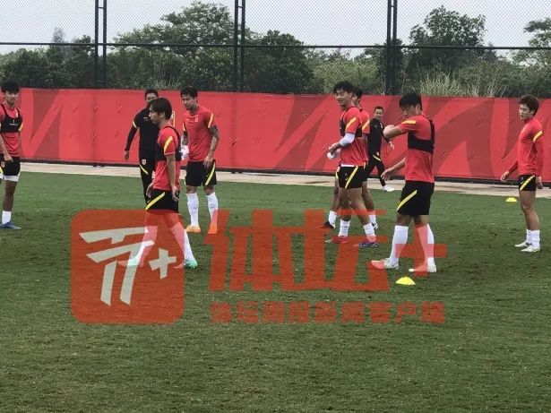 足球比赛为什么只换三人(「揭秘」U23国足三名超龄球员初定 为什么是这仨？)