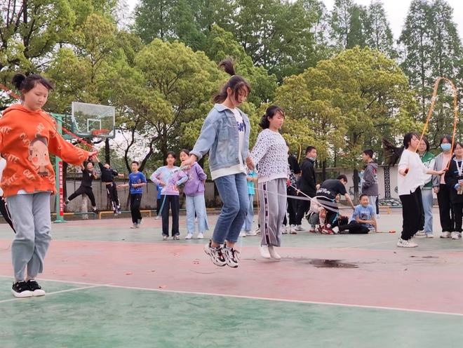 桃源县三阳港镇中学举办跳绳比赛(图1)