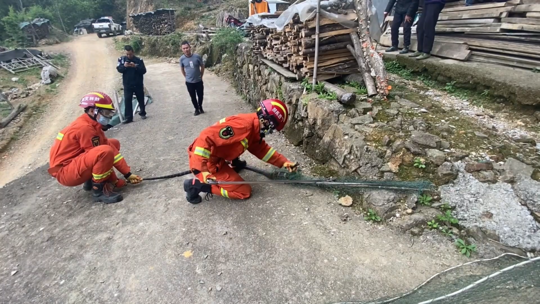 ����Ů�����ſڳ���һ���۾����ߣ�Ϊʲô�۾����߻ᵽ������У�