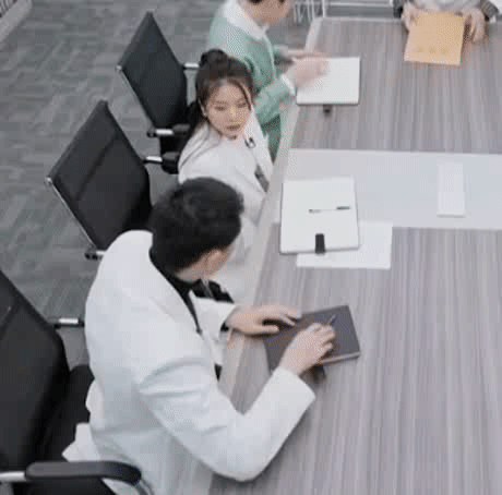 亲手拆cp上热搜了？徐梓童称帮助向琴琴是手欠，被网友骂下头？