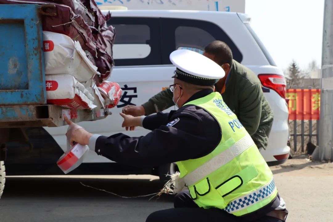 助力春耕丨敦化交警为农用车辆粘贴反光标识 消除安全隐患助力春耕生产