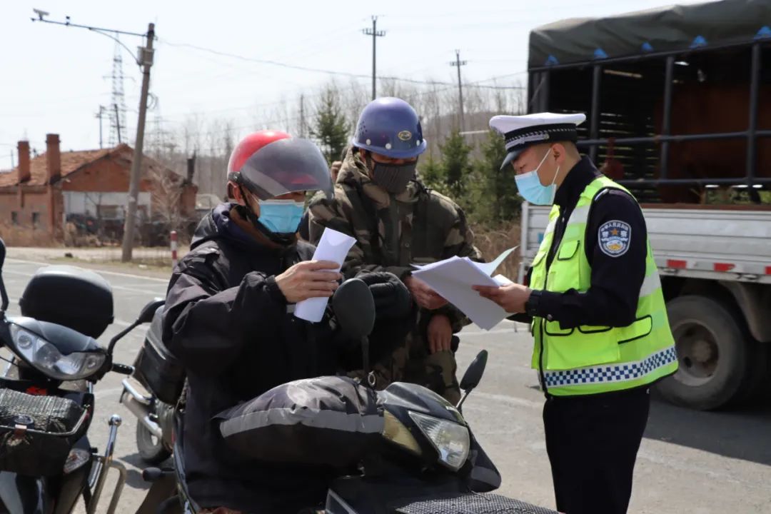 助力春耕丨敦化交警为农用车辆粘贴反光标识 消除安全隐患助力春耕生产