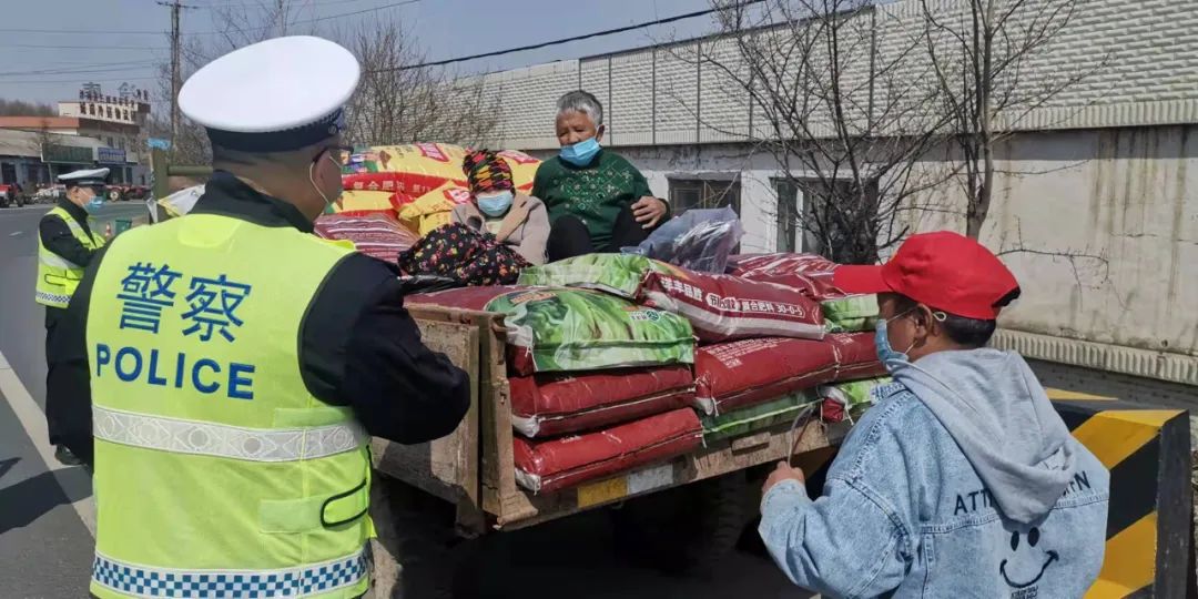 助力春耕丨敦化交警为农用车辆粘贴反光标识 消除安全隐患助力春耕生产