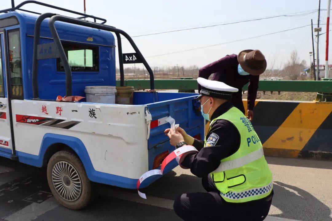 助力春耕丨敦化交警为农用车辆粘贴反光标识 消除安全隐患助力春耕生产