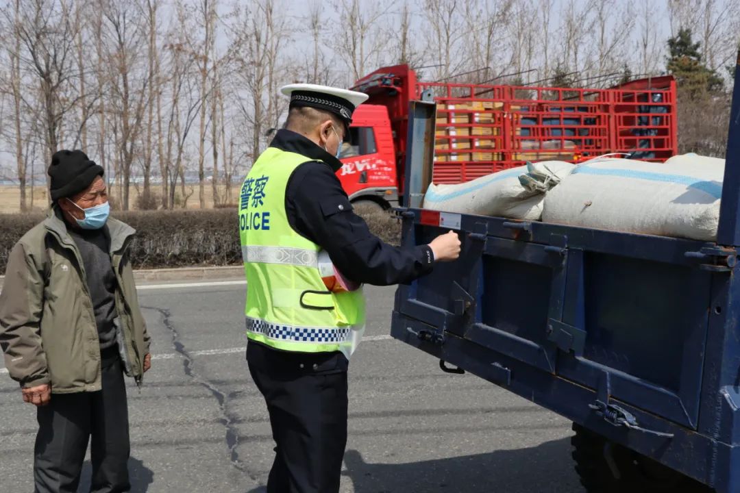 助力春耕丨敦化交警为农用车辆粘贴反光标识 消除安全隐患助力春耕生产