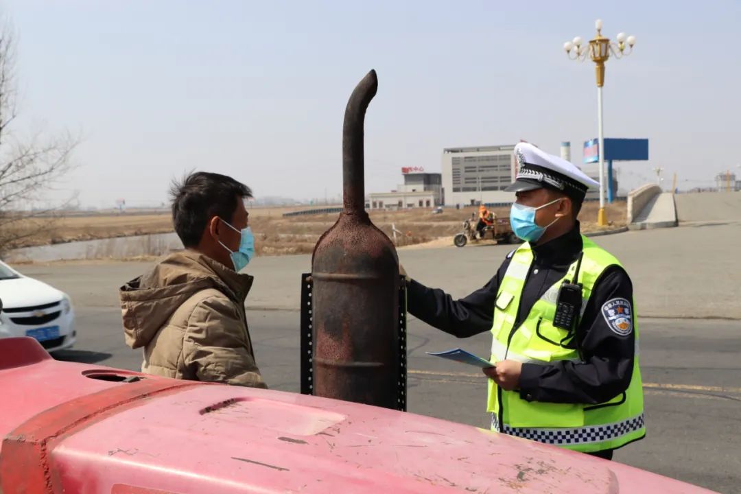 助力春耕丨敦化交警为农用车辆粘贴反光标识 消除安全隐患助力春耕生产