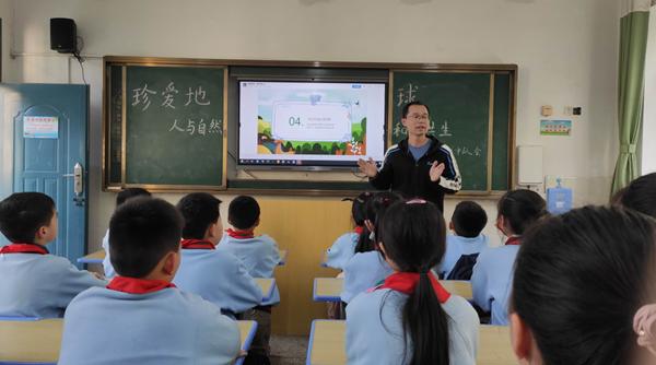 赣州市白云小学在行动!珍爱地球(图1)