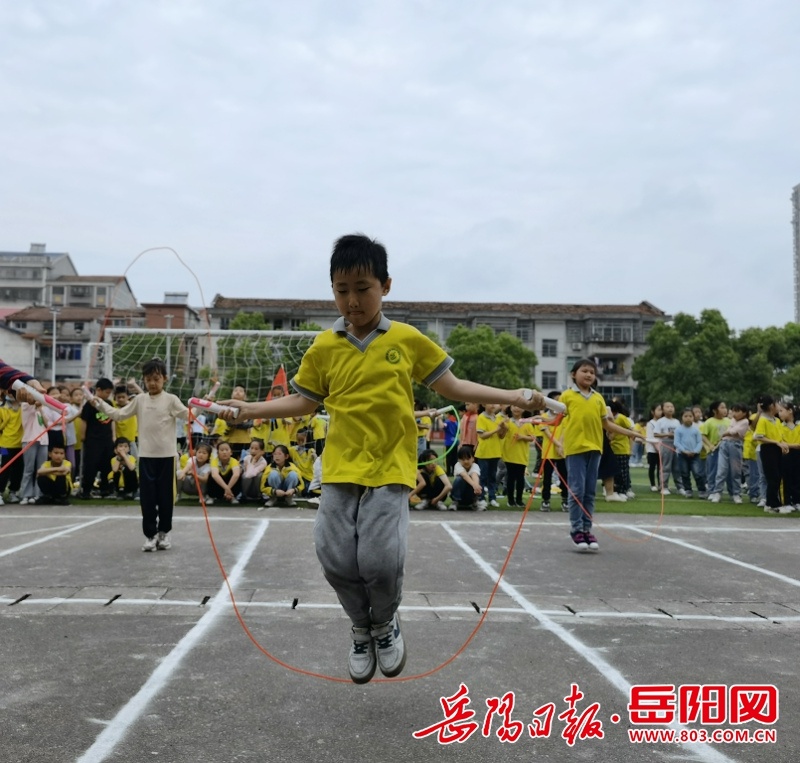 临湘市第二完全小学阳光体育“绳”彩飞扬(图2)