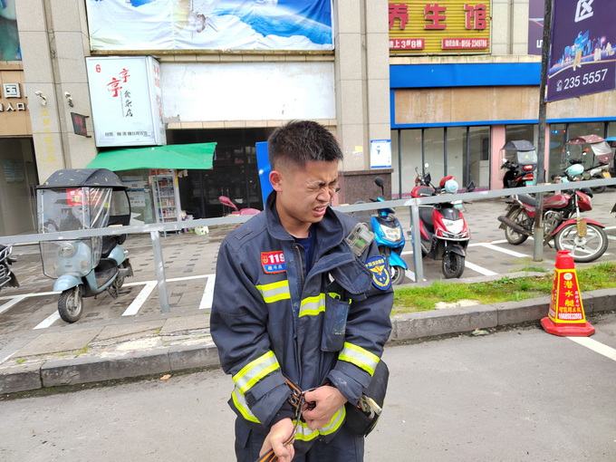 狂奔20楼火场救出女孩后累到呕吐，消防员：值了