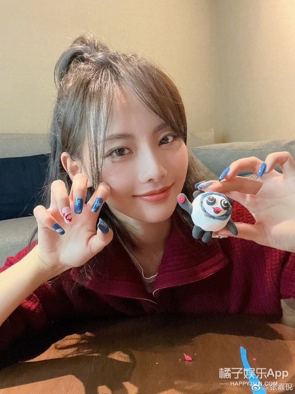 张嘉倪↓节目刚开播就有不少观众说董颜与演员张嘉倪