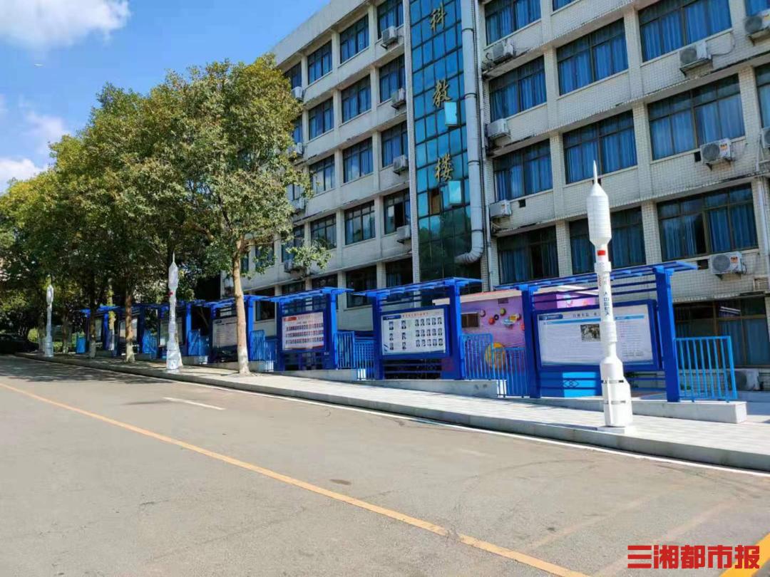 瀏陽市第五中學(xué)用創(chuàng)意激發(fā)學(xué)生航天夢(圖1) 瀏陽市第五中學(xué)用創(chuàng)意激發(fā)學(xué)生航天夢(圖1)