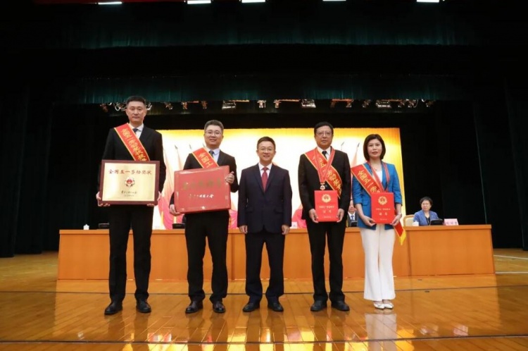 怎么看nba篮球直播(杜锋发博晒奖状照片：篮球是我们的工作 必须全力将它做好)