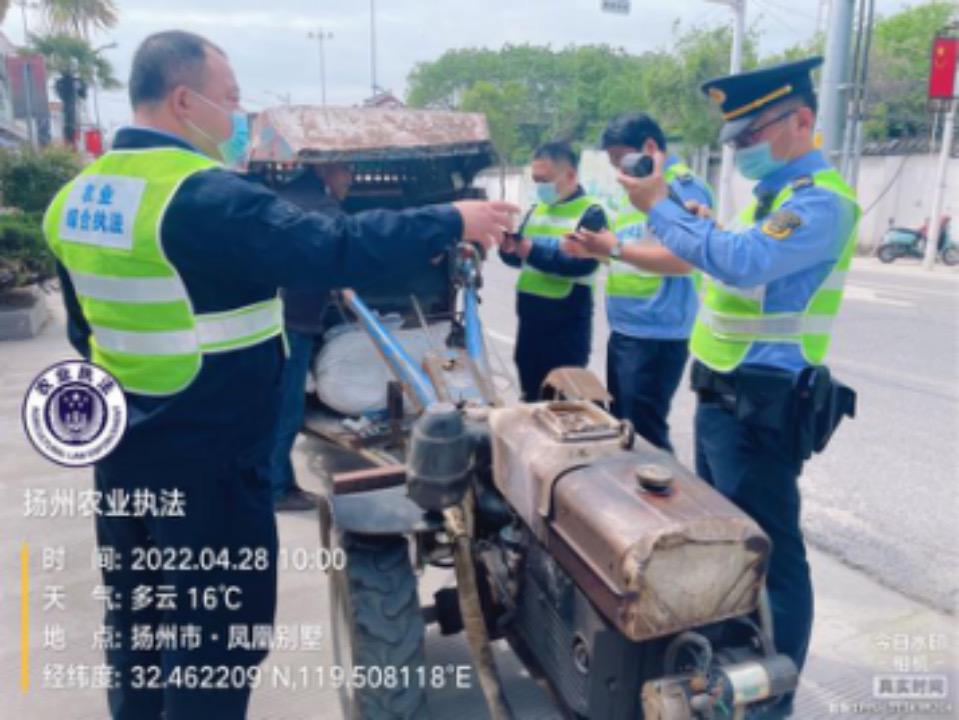使用農(nóng)機應(yīng)上牌辦證定期年檢，揚州農(nóng)業(yè)執(zhí)法局“五一”節(jié)前農(nóng)機安全執(zhí)法行動取得實效