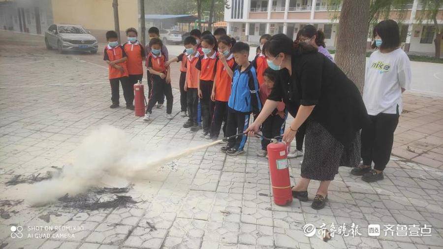 东昌府区梁水镇镇中心小学举行消防安全演练(图1)