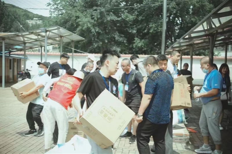 95后主播励志街唱吸粉千万!直播“新青年”凭啥火热出圈