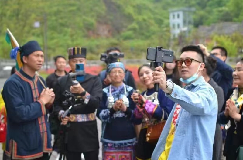 95后主播励志街唱吸粉千万!直播“新青年”凭啥火热出圈