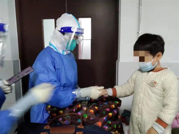 “90后”武汉设计师辗转12小时到上海 在方舱医院当护工：我来，是报恩