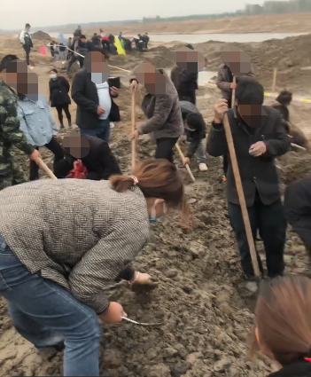 开封河滩发现古钱币，市民带金属探测器寻宝，官方：要上交