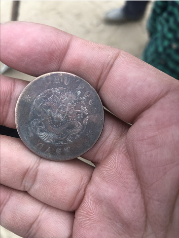 开封河滩发现古钱币，市民带金属探测器寻宝，官方：要上交