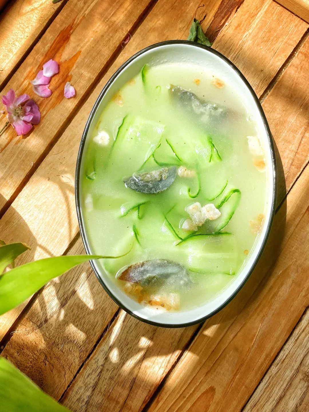 黄瓜皮蛋汤的做法(轻松做出鲜美入味的黄瓜皮蛋汤)
