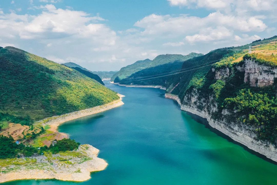 乌江渡奇峰对峙,岩壑幽深,古树多姿,山重水复,犹如画屏