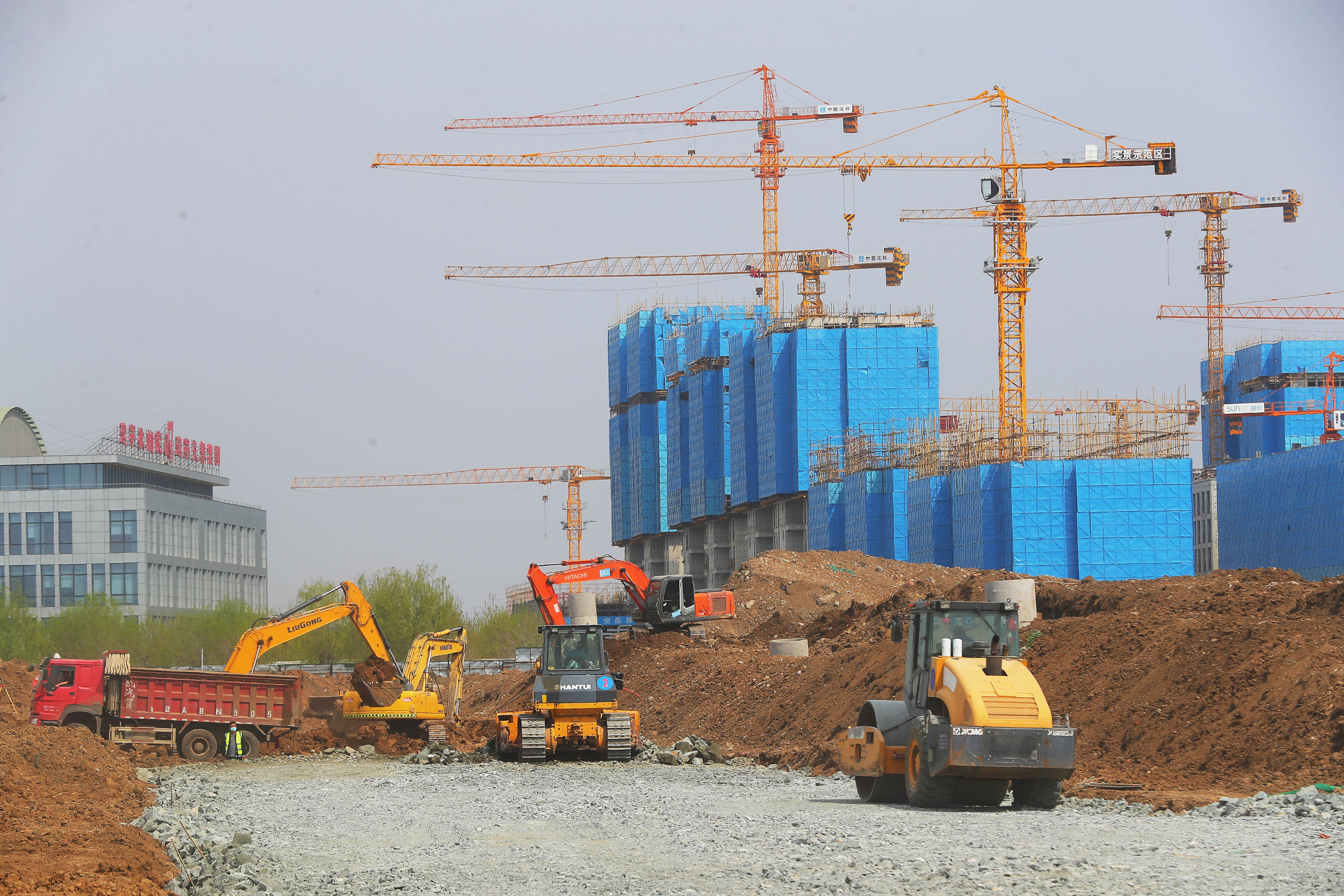 稳定增长 蓄能未来：中国按下基础设施建设“快进键”