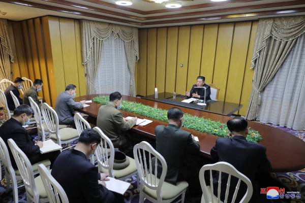 朝鲜昨新增1.8万例发热患者，金正恩视察紧急防疫司令部
