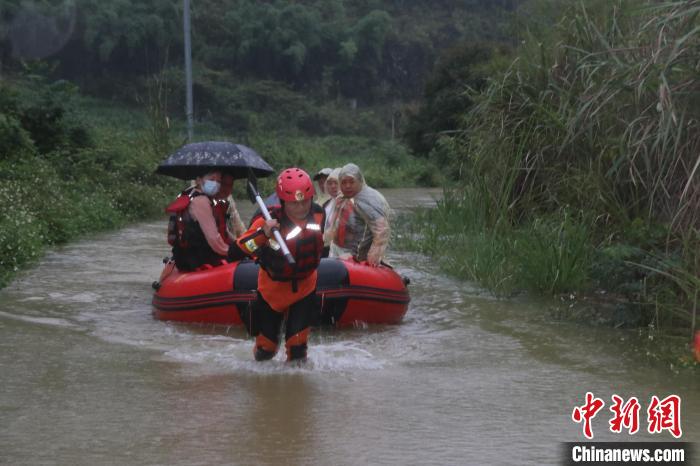 百色田东暴雨致当地一村屯被淹 消防员划艇救42人 田东,暴雨,当地,一村,村屯