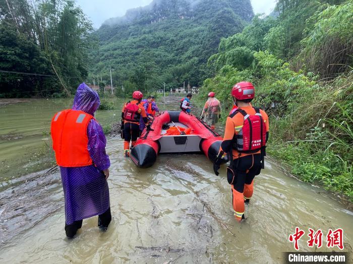 百色田东暴雨致当地一村屯被淹 消防员划艇救42人 田东,暴雨,当地,一村,村屯