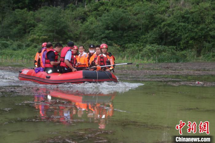 百色田东暴雨致当地一村屯被淹 消防员划艇救42人 田东,暴雨,当地,一村,村屯