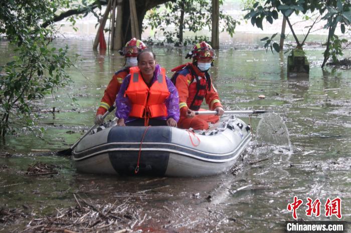 百色田东暴雨致当地一村屯被淹 消防员划艇救42人 田东,暴雨,当地,一村,村屯