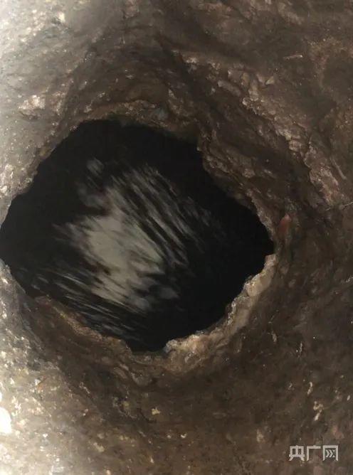 西安3岁男孩掉进下水道失联已超60小时，母亲一度悲伤到晕厥