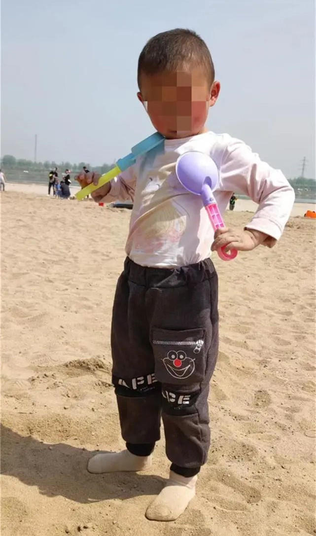 西安3岁男孩掉进下水道失联已超60小时，母亲一度悲伤到晕厥