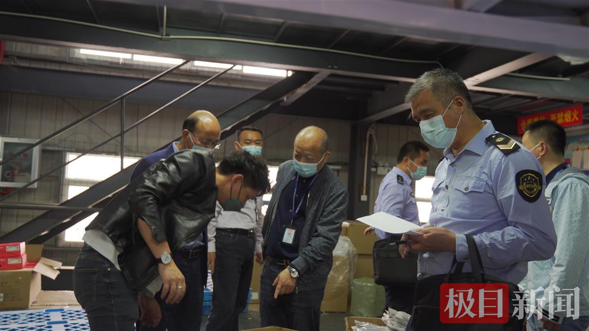 �人һ��ٲֿⱻ�飬ִ����Ա��Ѻ����2�����