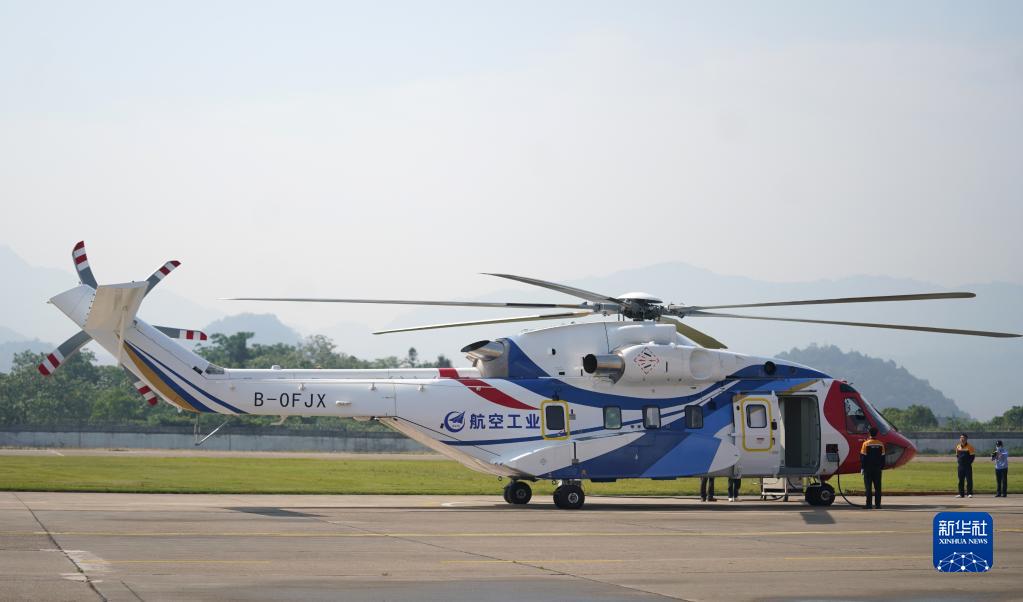 “吉祥鸟”AC313A大型民用直升机成功首飞