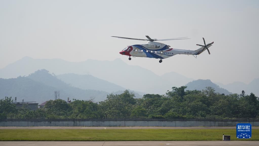 “吉祥鸟”AC313A大型民用直升机成功首飞