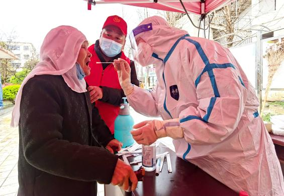 党员带头 青年担当——临泉县抗疫青年突击队“能打善战”