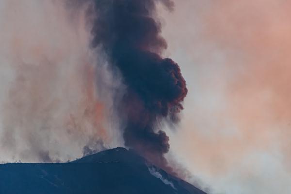 埃特纳火山(熔岩流淌 意大利埃特纳火山喷发)