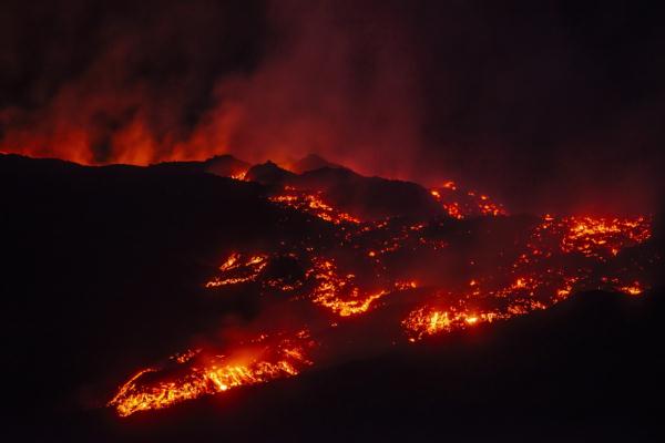 埃特纳火山(熔岩流淌 意大利埃特纳火山喷发)