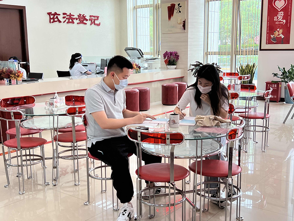 上海崇明婚姻（收养）登记中心试运行首日，已有两对新人前来